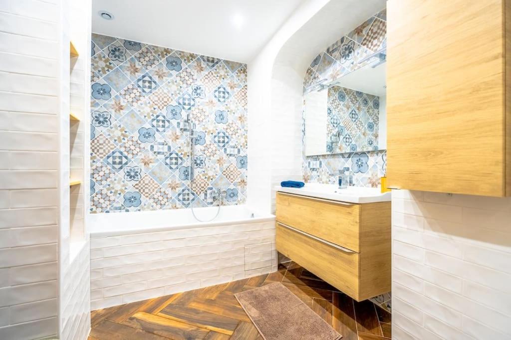 Superbe Neuf, Climatise Centre Village Apartment